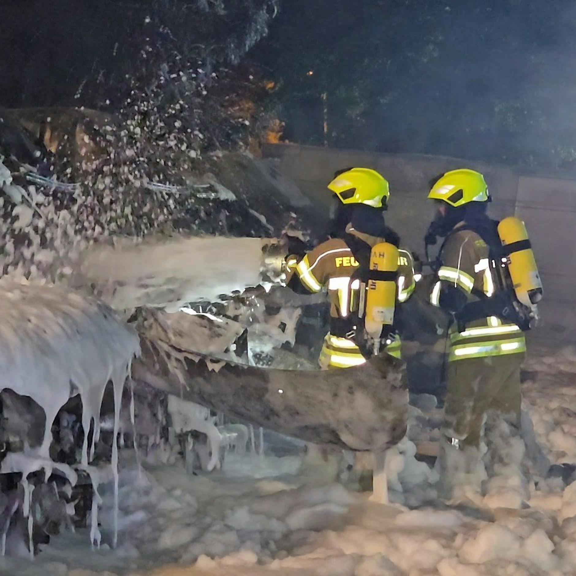 DHL betroffen: Hassbrenner fackeln bei Berlin 37 Transporter ab