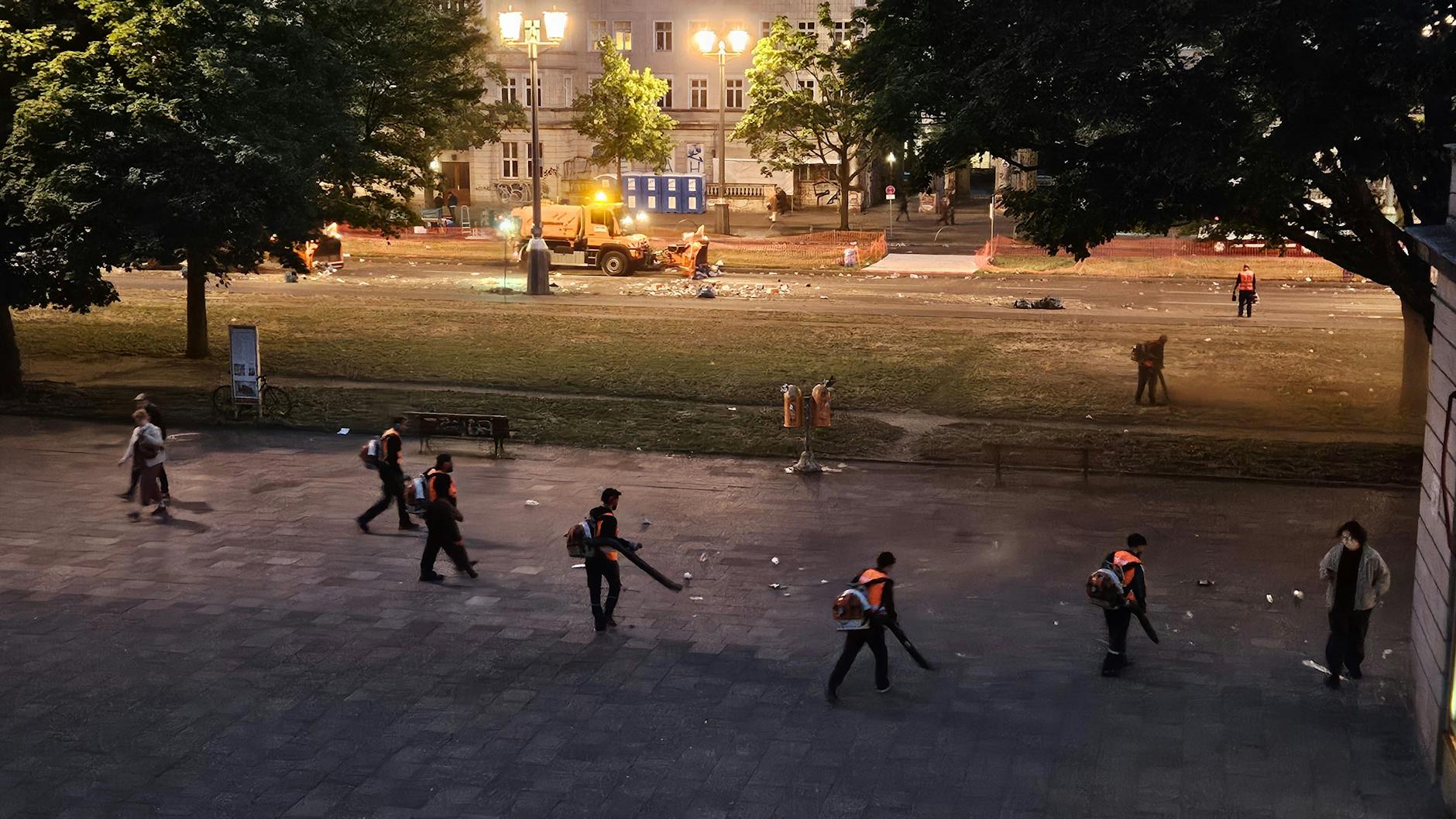 Am Pfingstsonntag um 22.06 Uhr rückte die BSR mit Müllbläsern und Räumfahrzeugen an, um die gröbsten Hinterlassenschaften des Karnevals zu beseitigen.