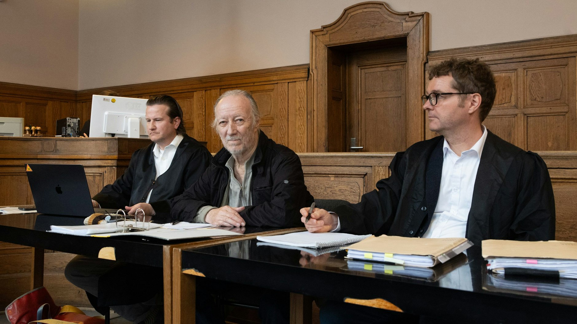 Wolfgang Conzelmann (76) mit seinen Verteidigern. Er soll Robert Habeck beleidigt haben, musste sich wegen einer Karikatur vor Gericht verantworten. Doch das Verfahren wurde eingestellt.
