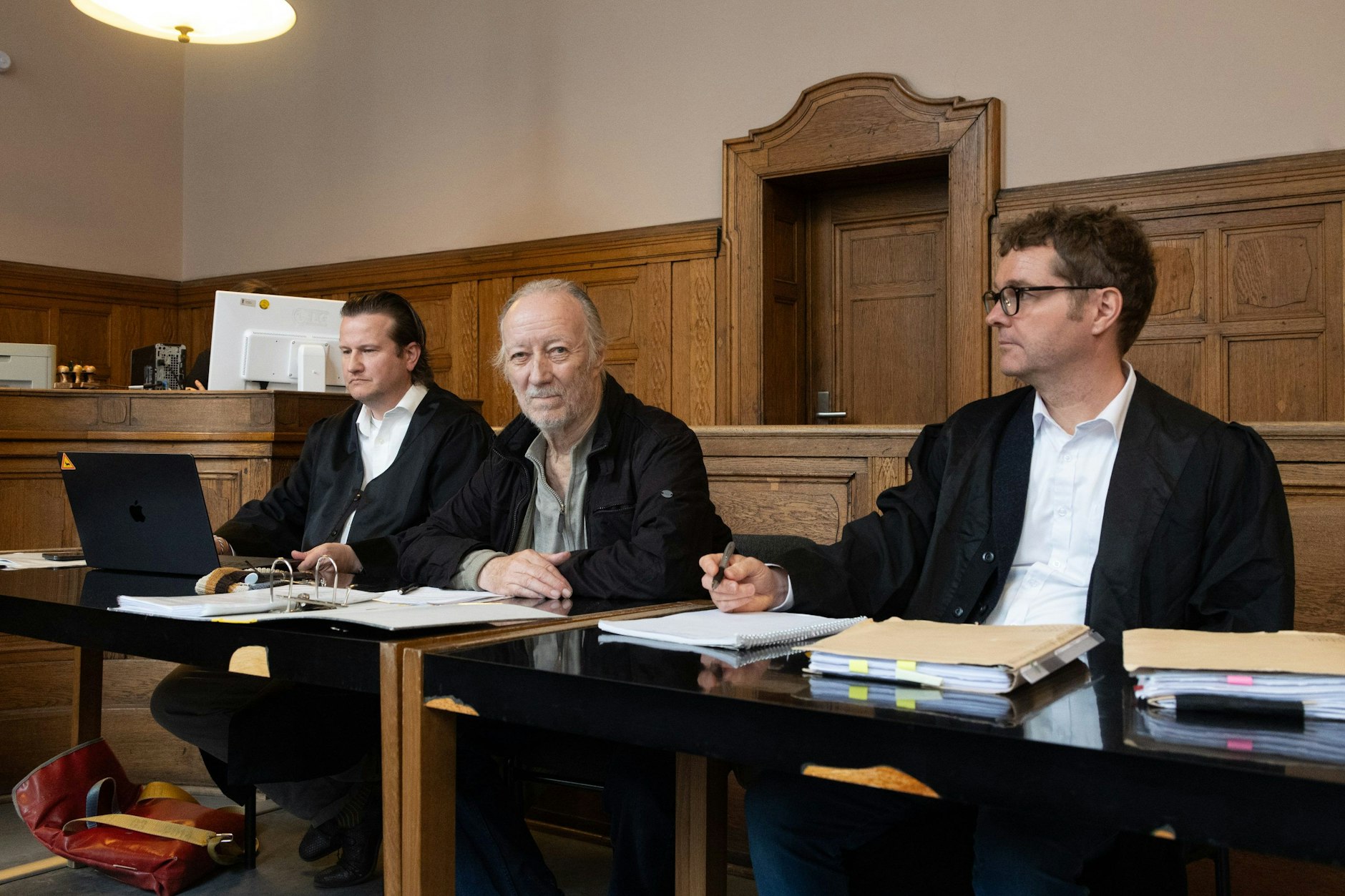 Dr. Wolfgang Conzelmann (76) mit seinen Verteidigern. Er soll Robert Habeck beleidigt haben. Das Verfahren wurde eingestellt.