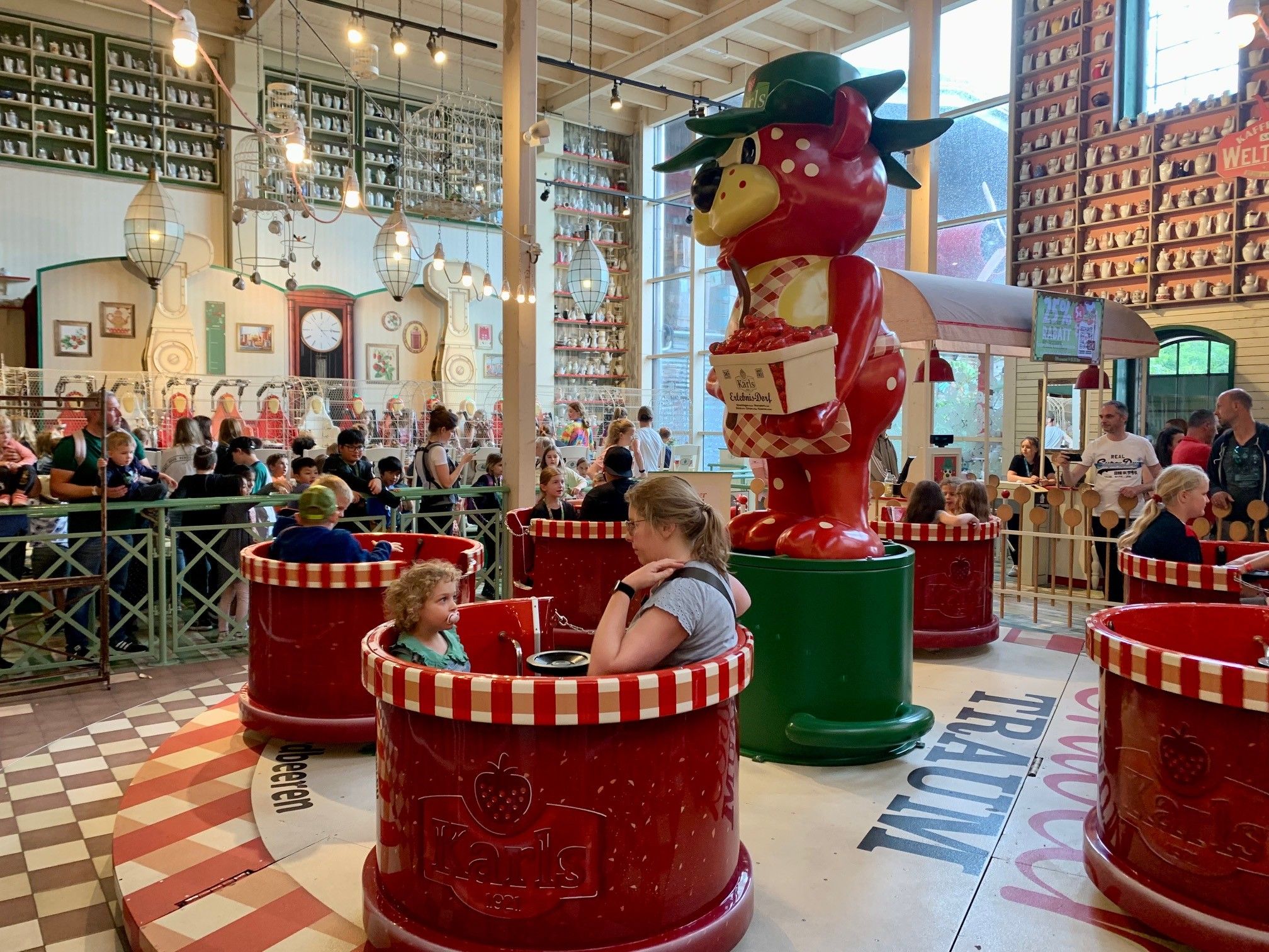 „Tasse hat magische Kräfte“: 63.000 Becher bei Karls Erdbeerhof gestohlen