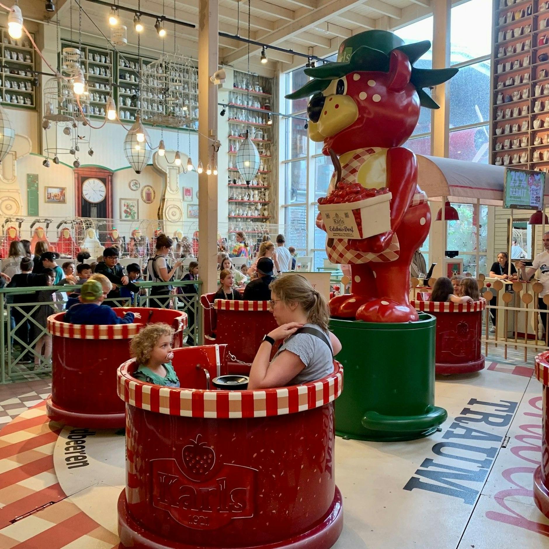 Image - „Tasse hat magische Kräfte“: 63.000 Becher bei Karls Erdbeerhof gestohlen