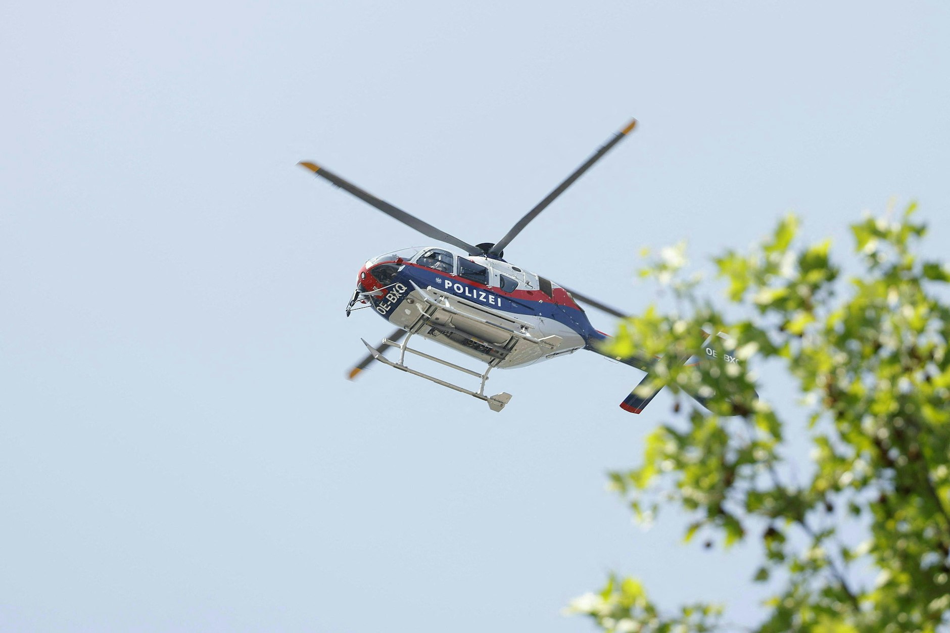 Ein Polizeihubschrauber überfliegt den Tatort an der Schule in Graz, nachdem mehrere Menschen durch Schüsse ums Leben kamen.