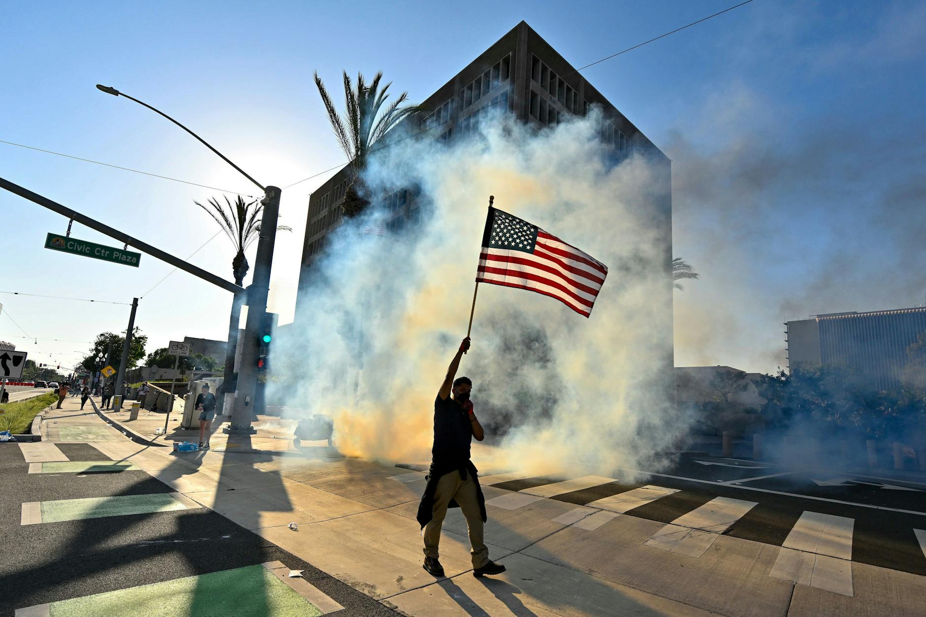 Santa Ana: Ein Demonstrant hält die US-Flagge, nachdem die Polizei Tränengas und Blendgranaten vor dem Bundesgebäude in Santa Ana, Kalifornien eingesetzt hat.