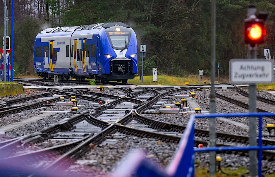 Ein Wasserstoffzug des Typs Siemens Mireo Plus H ist auf der Heidekrautbahn nördlich von Berlin unterwegs. Auf dem RB27-Streckenast nach Wensickendorf gibt es ab Dezember weniger Fahrten.
