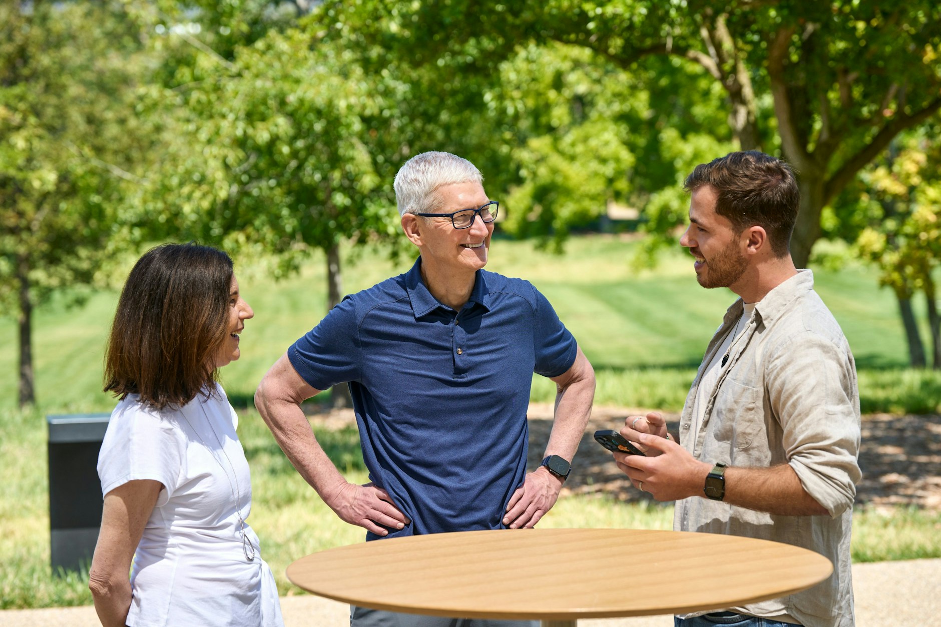 Wettbewerbssieger Hendrik Schulke (r.) aus Dresden zeigt Apple-Chef Tim Cook und der Apple-Managerin Susan Prescott seine App „Dementi“ auf der&nbsp;Apple-Entwicklerkonferenz WWDC in Cupertino.