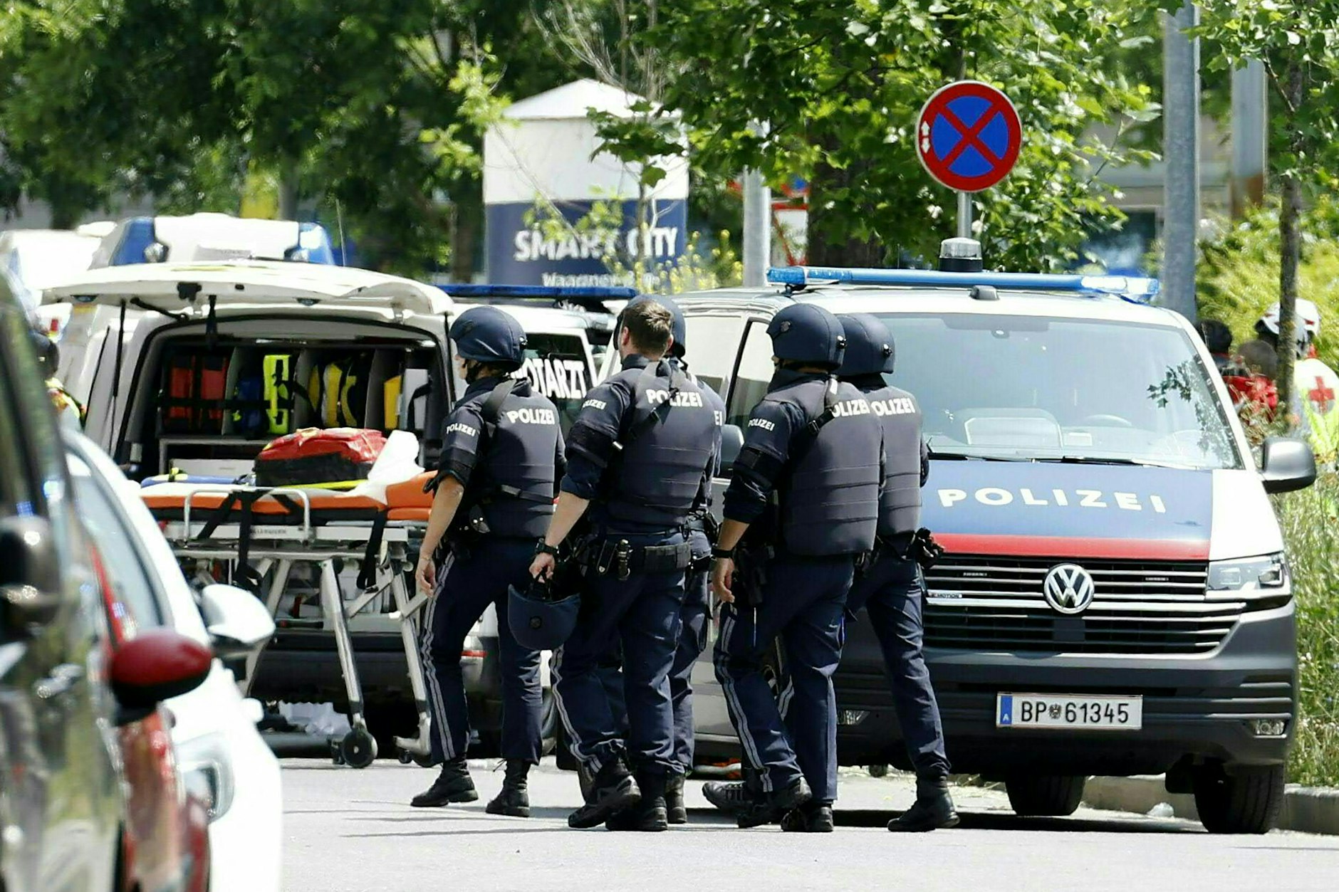 Polizisten sind in einer Straße in der Nähe einer Schule zu sehen, wo Berichten zufolge mehrere Menschen bei einer Schießerei getötet wurden.