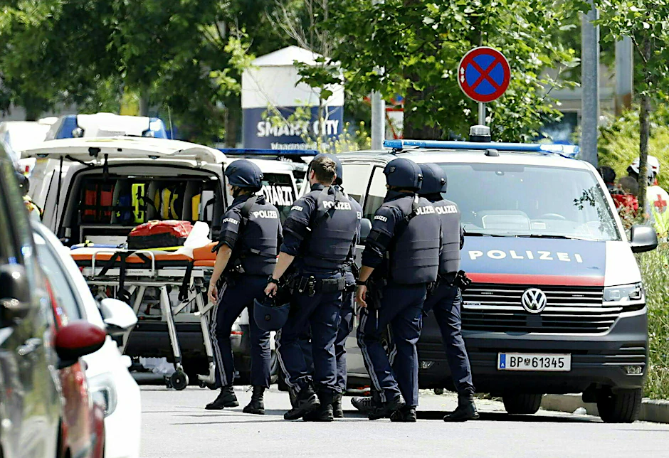 Polizisten sind in einer Straße in der Nähe einer Schule zu sehen, wo Berichten zufolge mehrere Menschen bei einer Schießerei getötet wurden.