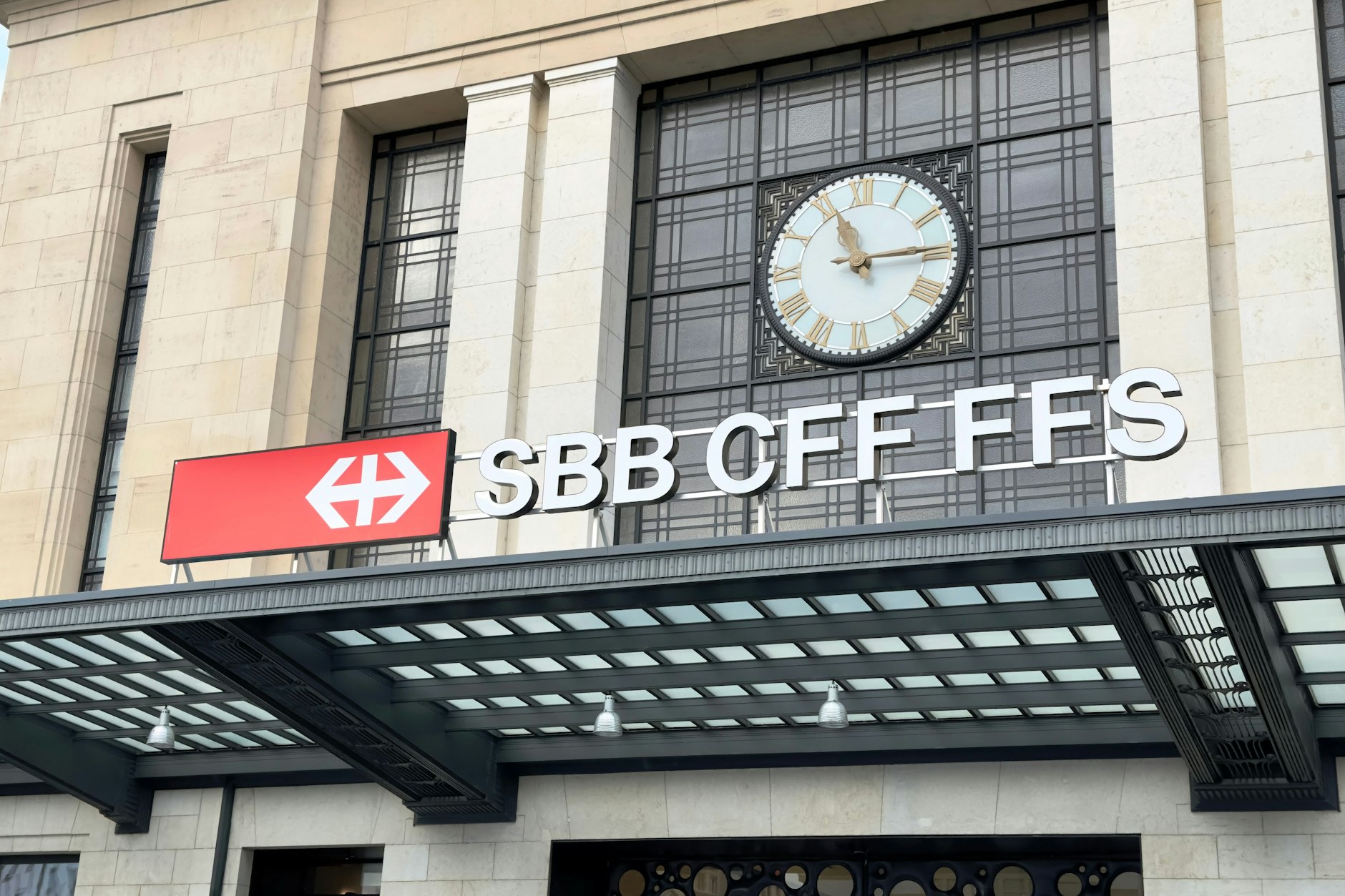 Demonstranten blockierten Gleise des Bahnhofs in Genf.