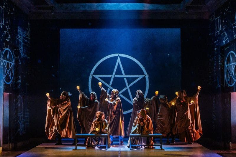 <strong>Das Ritual beginnt: </strong>Die Bruderschaft des Sion versammelt sich vor dem uralten Symbol. Ihre Pläne könnten die Geschichte für immer verändern.