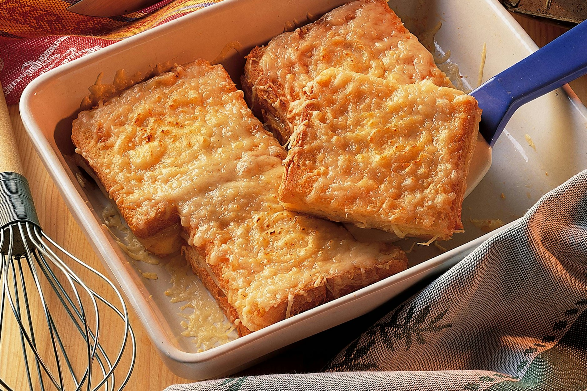 Lust auf ein schnelles Abendbrot? Unsere einfache Backschnitte mit Letscho ist fix im Ofen – und macht garantiert die ganze Familie satt! Das Rezept stammt übrigens direkt aus der DDR.