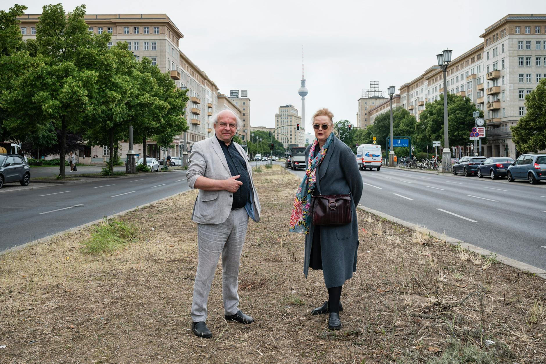 Der Grünstreifen in der Mitte der Karl-Marx-Allee ist jetzt ein staubiger Braunstreifen: Die Anwohner Sabine Heiser und Achim Bahr vom Verein Stalinbauten e.V. kämpfen dafür, dass der Karneval der Kulturen nicht auf die Karl-Marx-Allee zurückkehren darf.
