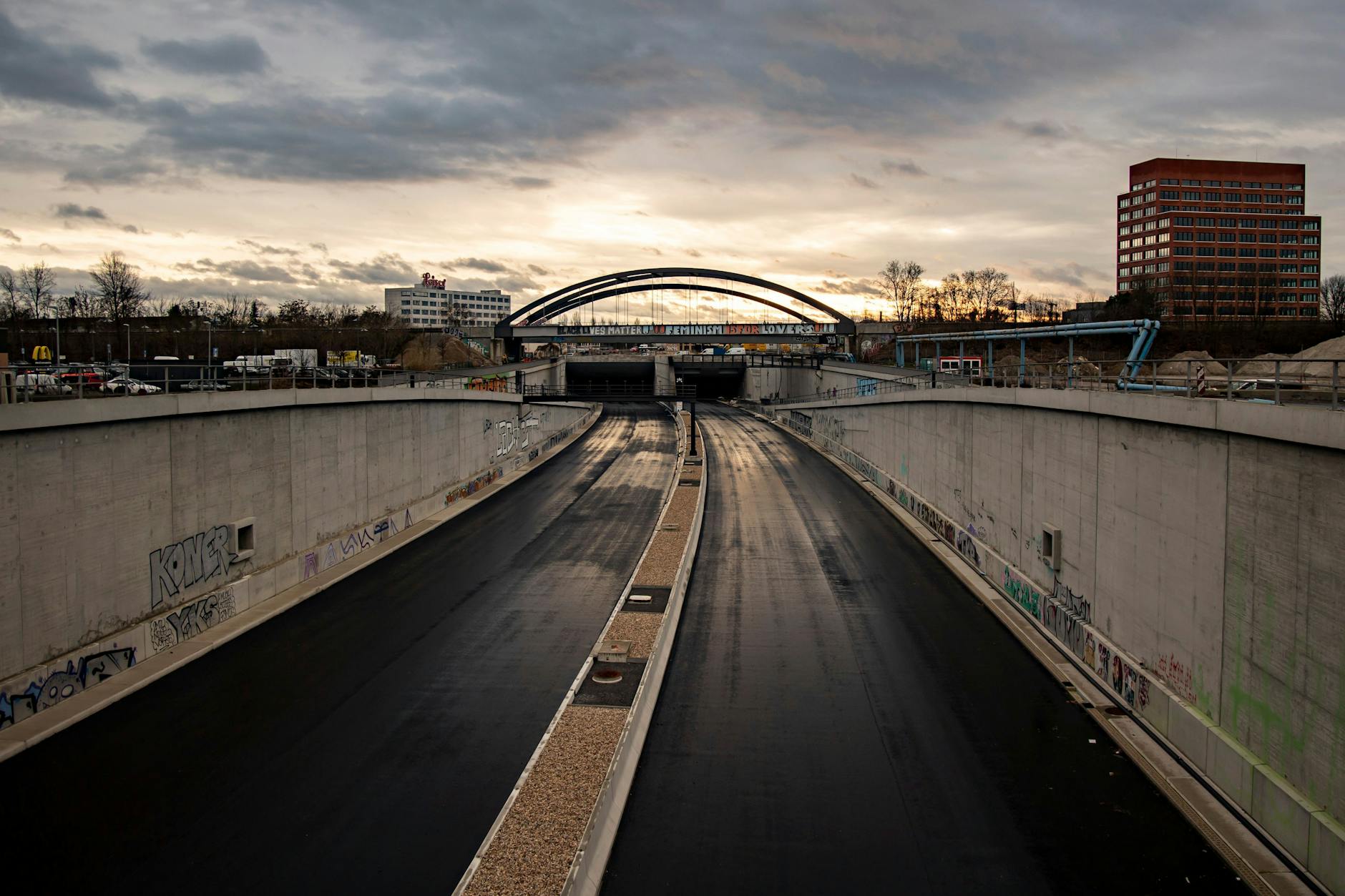Die neue Autobahn in Treptow: Der 16. Bauabschnitt des Stadtrings führt vom Dreieck Neukölln zur Straße Am Treptower Park. Ein Bild von Ende 2023.