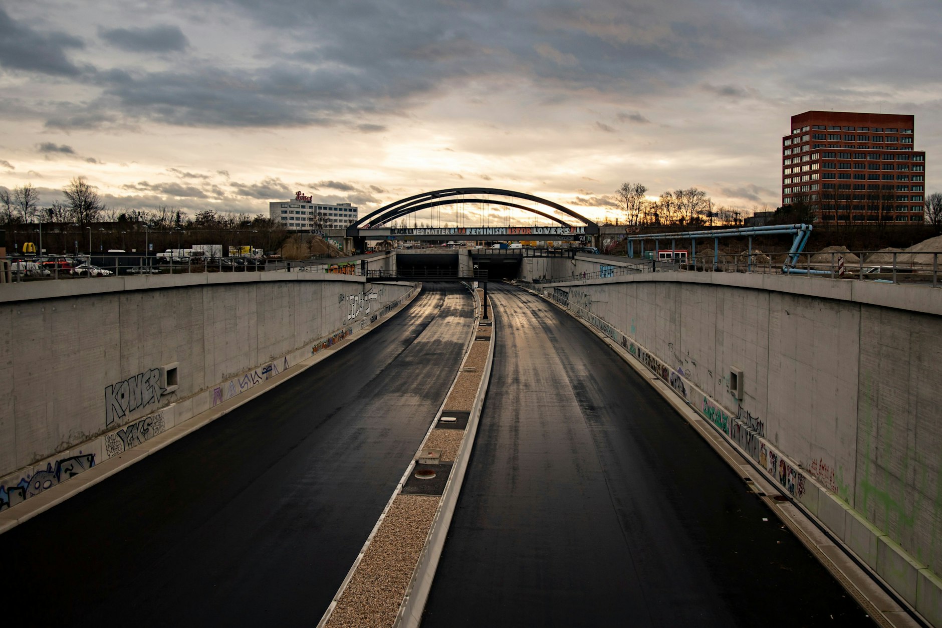 Die neue Autobahn in Treptow: Der 16. Bauabschnitt des Stadtrings führt vom Dreieck Neukölln zur Straße Am Treptower Park. Ein Bild von Ende 2023.
