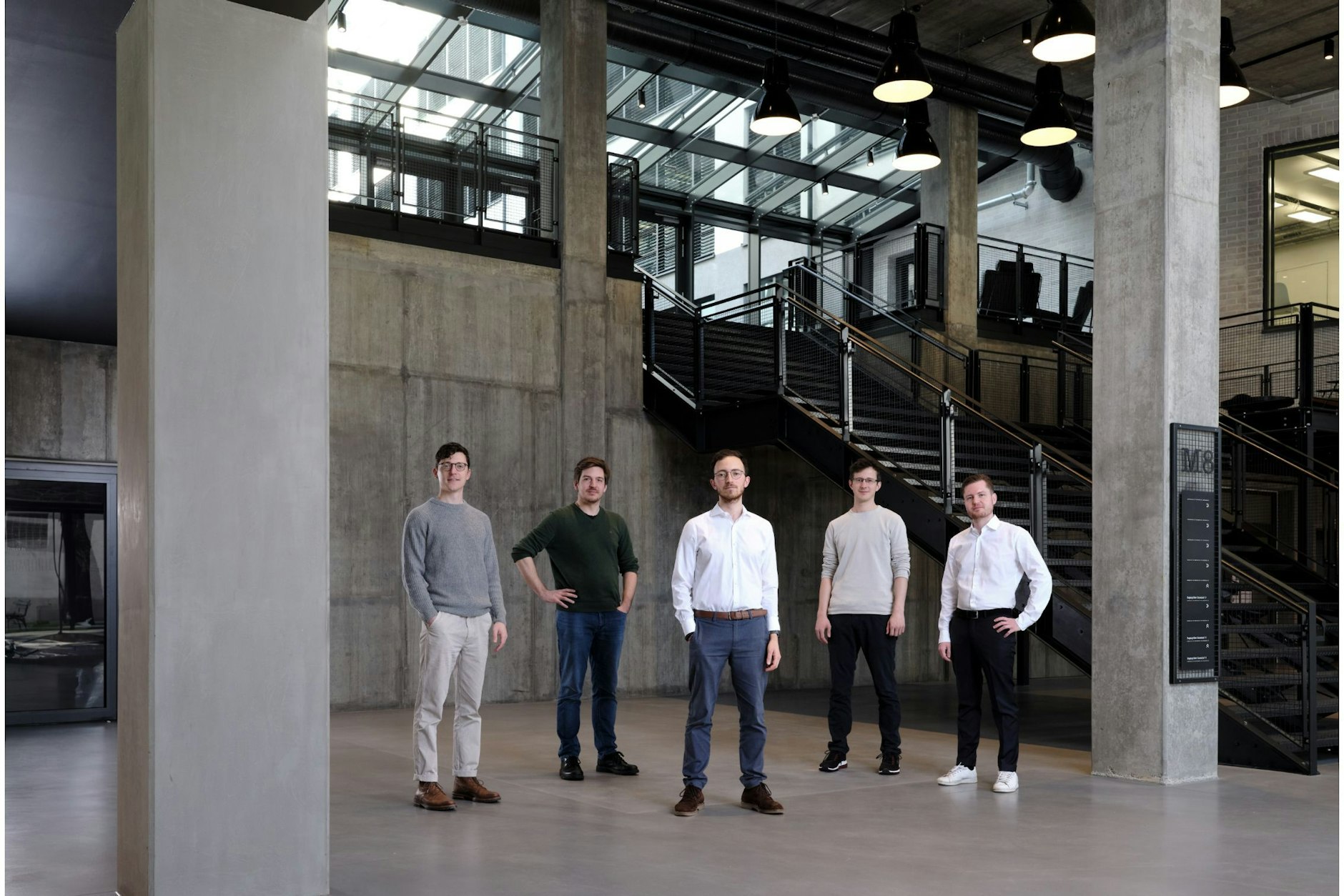 Geschäftsführer Francesco Sciortino (M.) und vier weitere junge Männer gründeten 2023 das Fusionsenergie-Start-up Proxima Fusion, das nun 130 Millionen Euro eingesammelt hat.