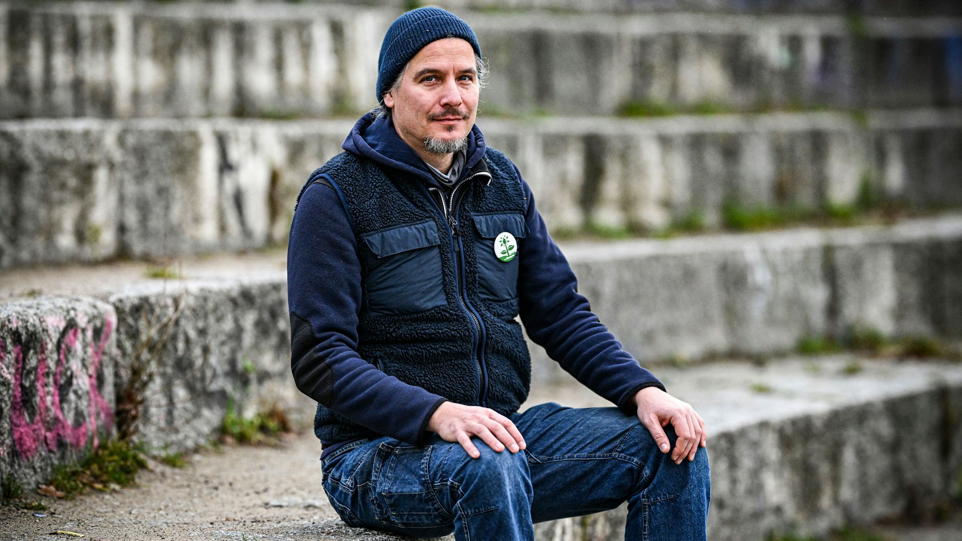 Alexander Puell von der Bürgerinitiative Jahnsportpark macht sich weiter Sorgen. Er sagt, der giftige Asbest muss endlich weg.