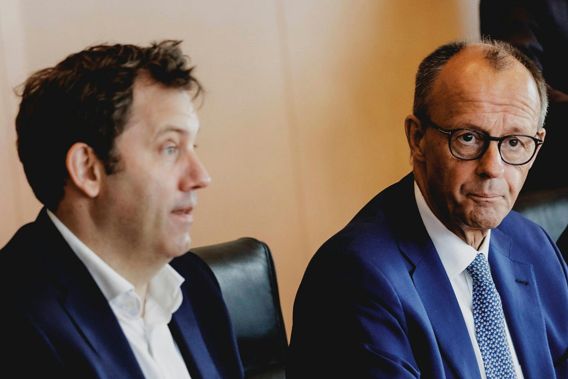 Friedrich Merz, Bundeskanzler, und Lars Klingbeil, Bundesminister der Finanzen, aufgenommen im Rahmen der Sitzung vom Kabinett in Berlin, 11.06.2025.