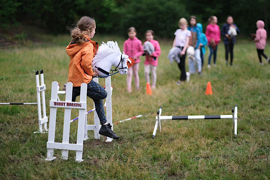 Im Volkspark Wuhlheide findet das Training vom Hobby-Horsing-Verein Berlin statt.