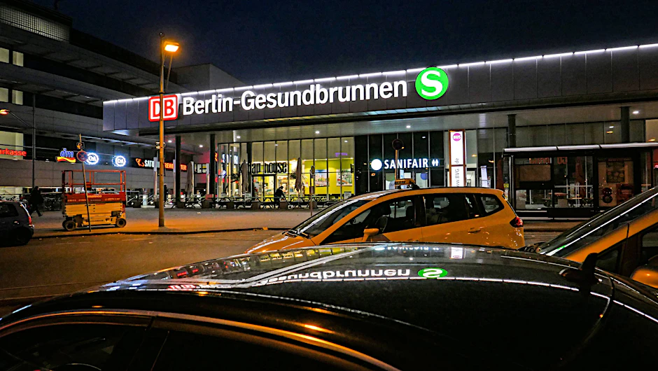 Die Polizei im Einsatz: Am Dienstagabend wurde eine Person am S-Bahnhof Gesundbrunnen niedergestochen und tödlich verletzt.