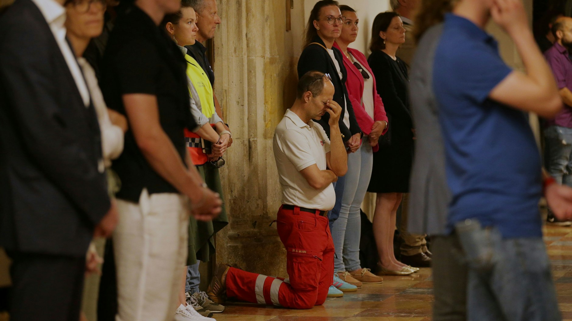 Gottesdienst am Abend des Amoklaufs am 10. Juni im Dom in Graz. Ein Mitglied des Rettungsdienstes kniet auf dem Boden.