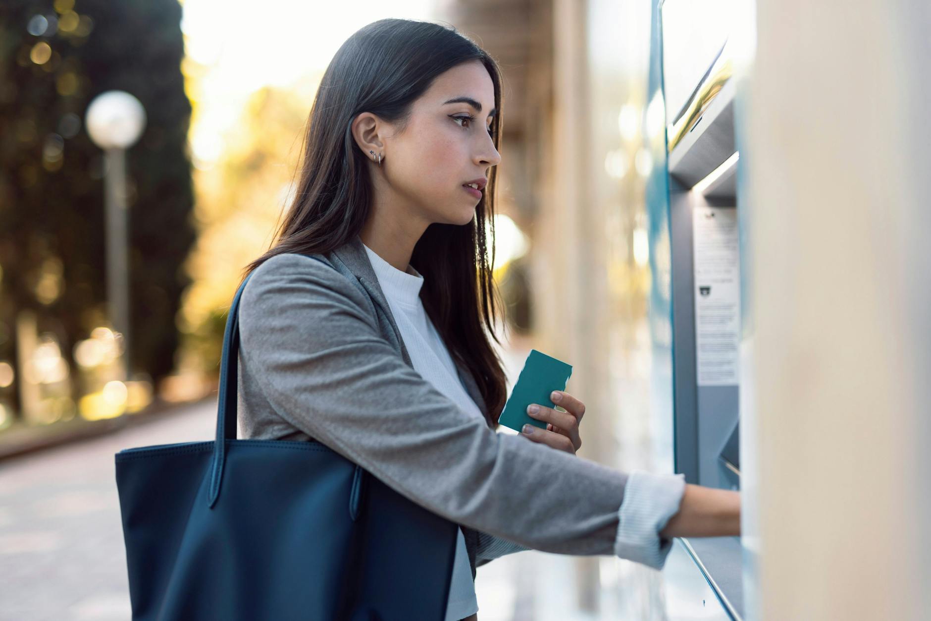 Auf dem Girokonto sollten Sparer ihr Geld nicht liegen lassen. Besser ist, sie suchen sich für ihr Erspartes ein gutes Tagesgeld aus dem Zinsvergleich.