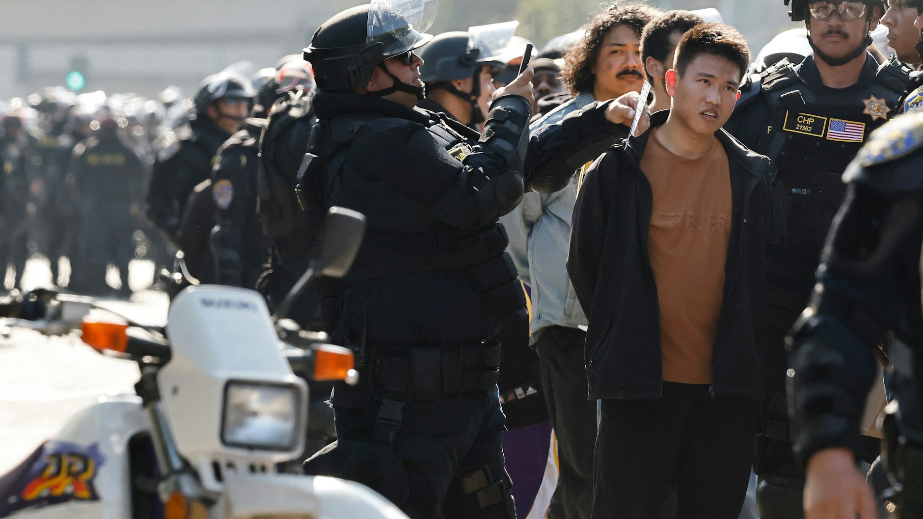 Polizisten nehmen Demonstranten in der Nähe von Los Angeles fest