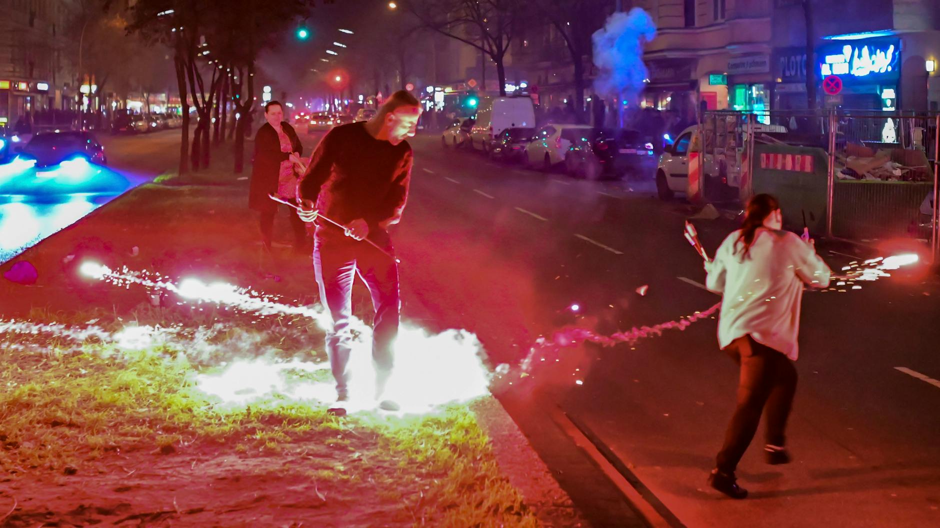 Nicht jeder geht mit Feuerwerkskörpern richtig um. Das sorgt für Unfälle und Verletzungen - und eine immer wieder aufflammende Debatte über Böllerverbote.