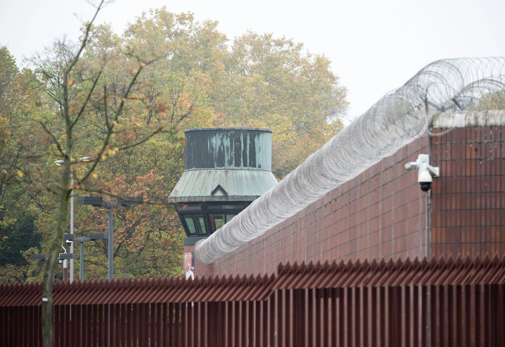 Mann in Berlin auf der Flucht: Wieder Straftäter nach Ausgang nicht zurückgekehrt