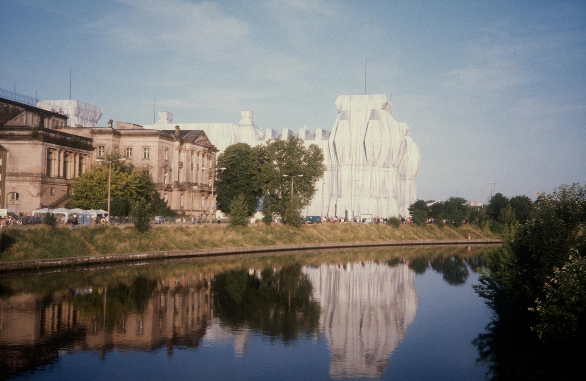 O Reichstag velado é refletido no Spree.