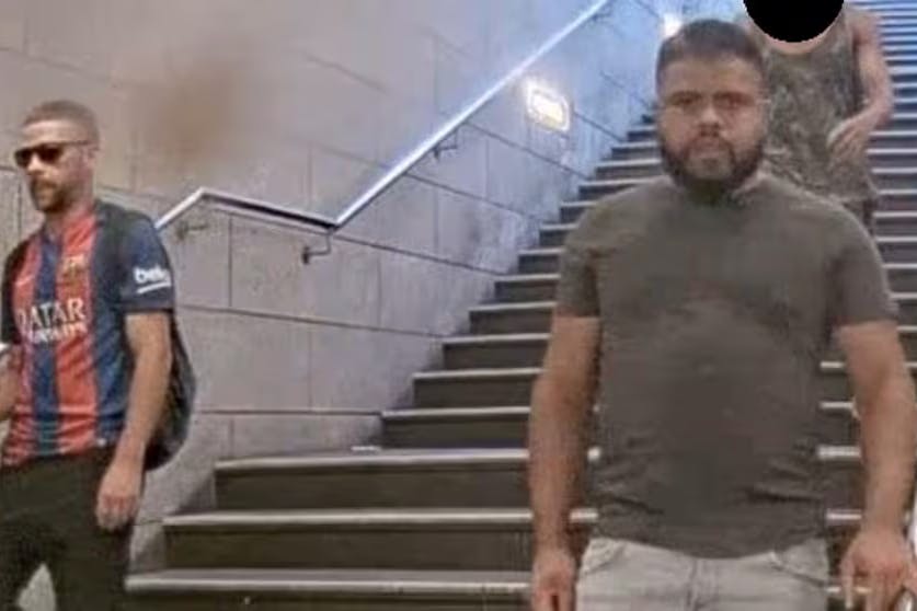 Die Gesuchten laufen eine Treppe im U-Bahnhof herunter.