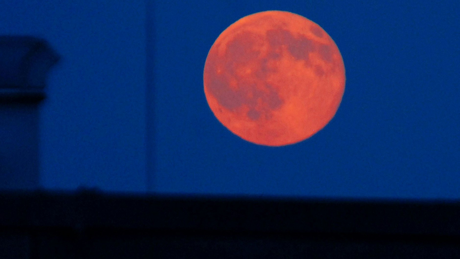 Ein besonders schöner Erdbeermond über Berlin im Jahr 2016.