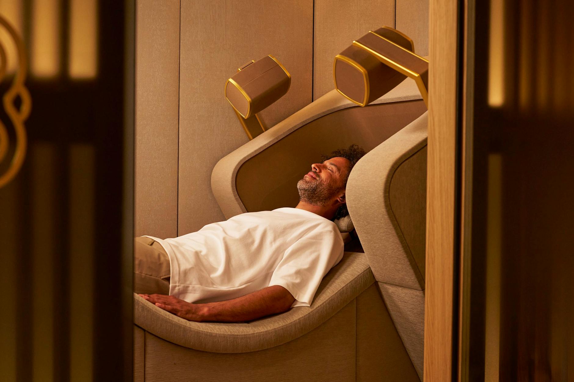 Nicht unser Autor, sondern ein Model auf der Suche nach Entspannung: Die „Brain Massage“ erfolgt in einer Kabine.