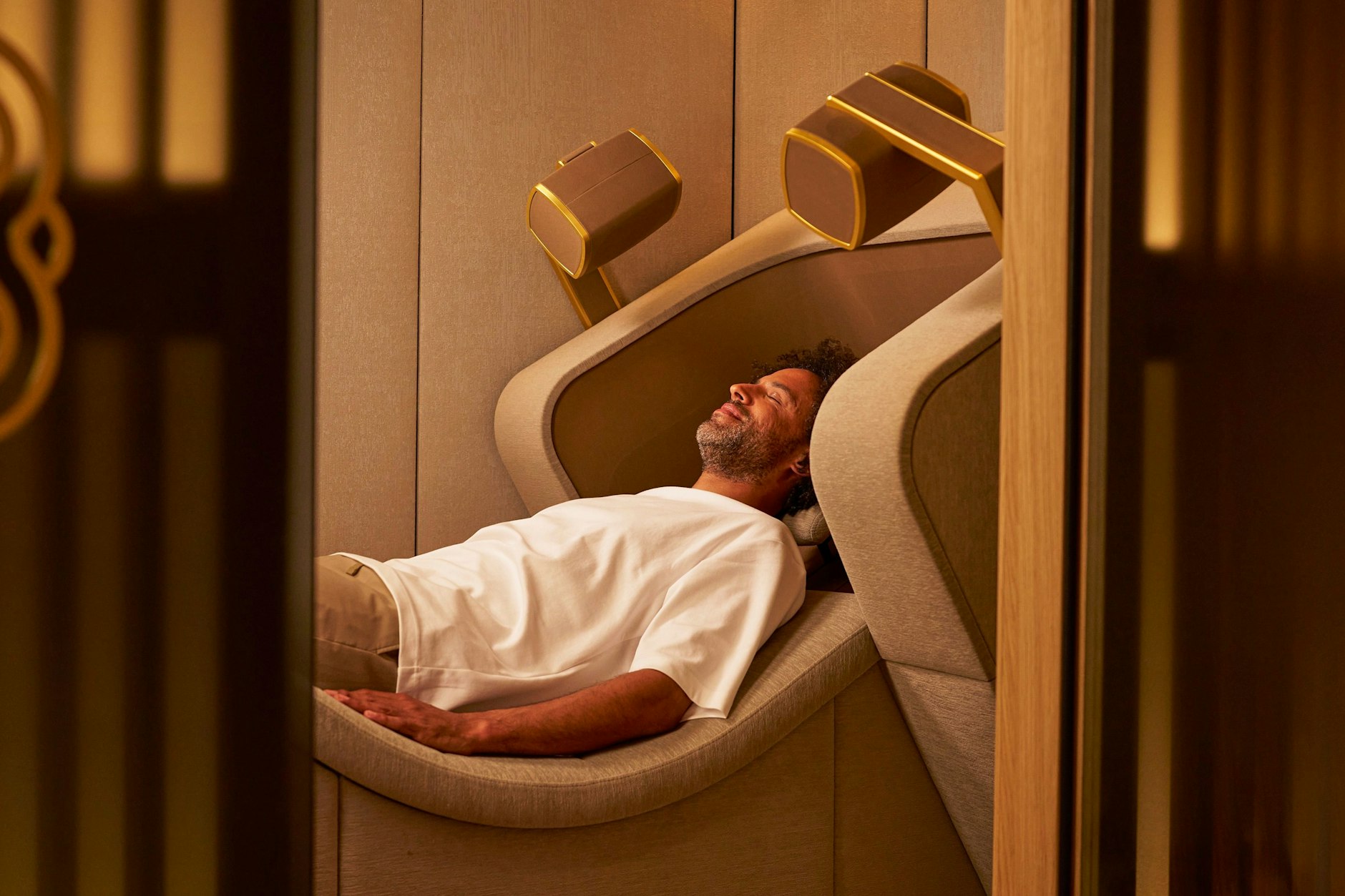 Nicht unser Autor, sondern ein Model auf der Suche nach Entspannung: Die „Brain Massage“ erfolgt in einer Kabine.