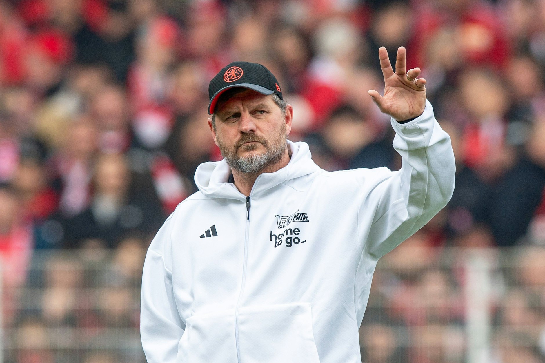 Steffen Baumgart, aktueller Chefcoach des 1. FC Union, zeigt es an. Insgesamt bezahlen die Eisernen aktuell drei Trainer. 