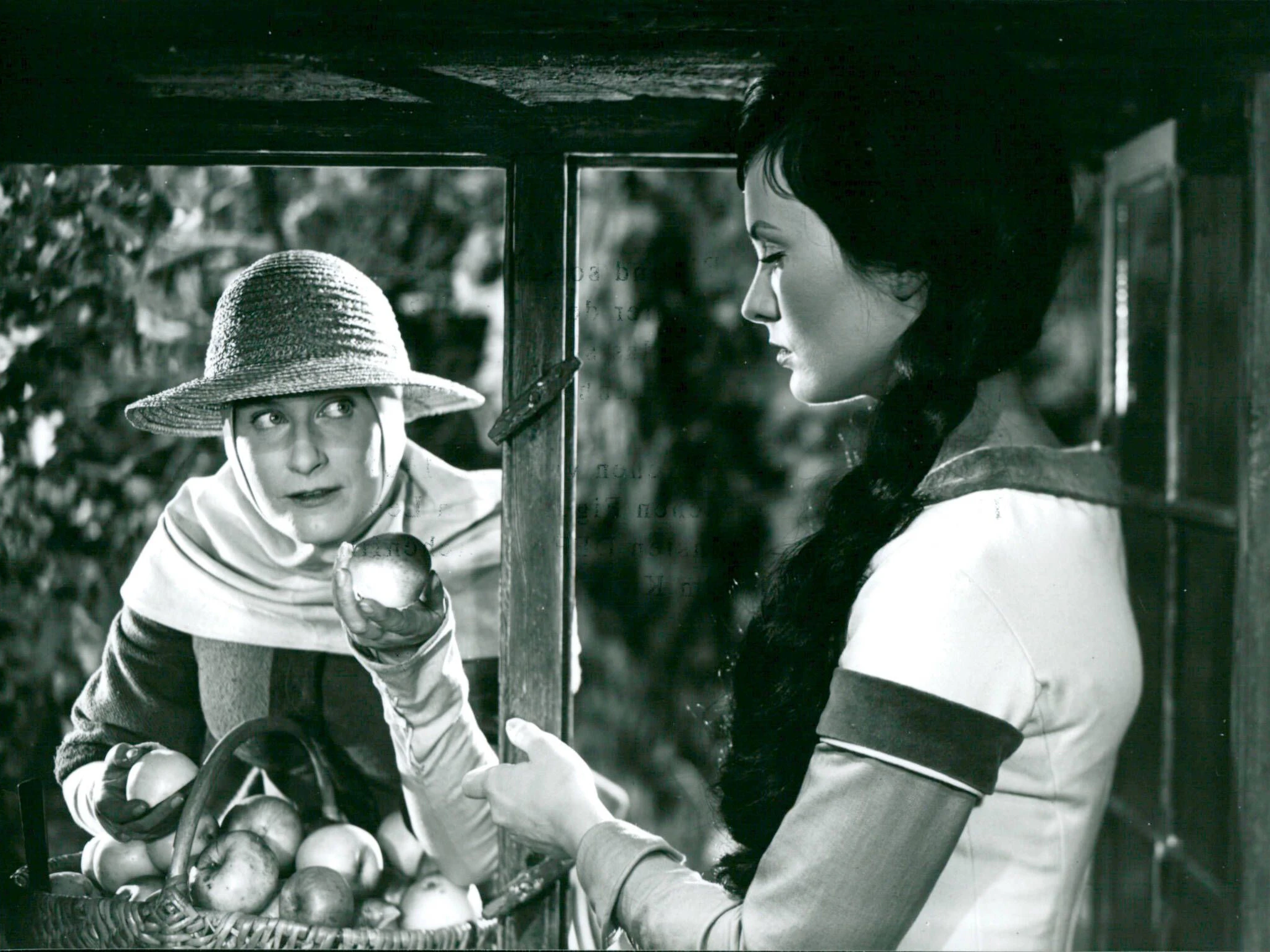 Doris Weikow und Marianne Christina Schilling im DDR-Märchen Schneewittchen. DEr Film kam im Jahr 1961 in die Kinos.