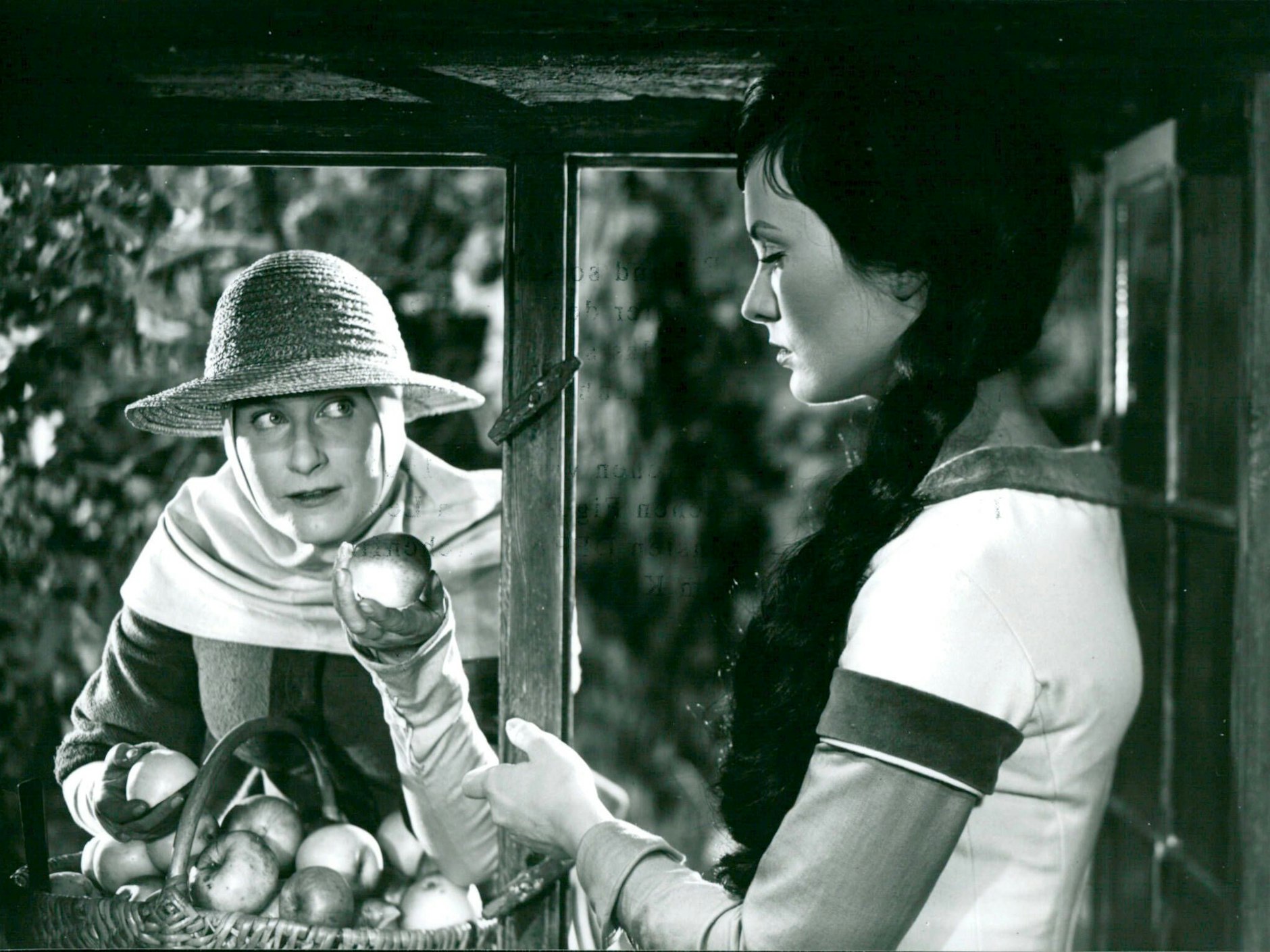 Doris Weikow und Marianne Christina Schilling im DDR-Märchen Schneewittchen. DEr Film kam im Jahr 1961 in die Kinos.