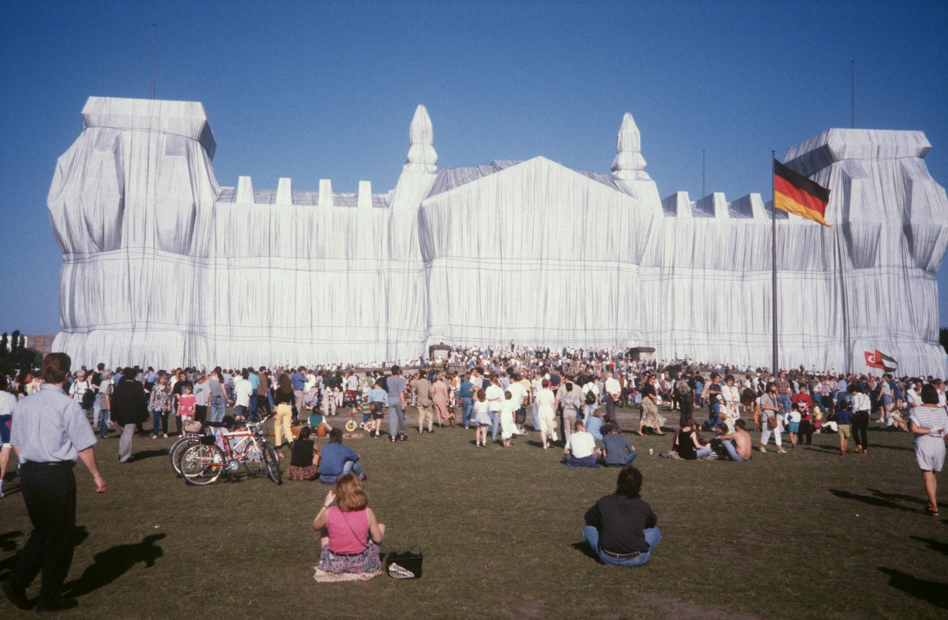 O Reichstag envolto em 1995 - um chamariz para multidões.