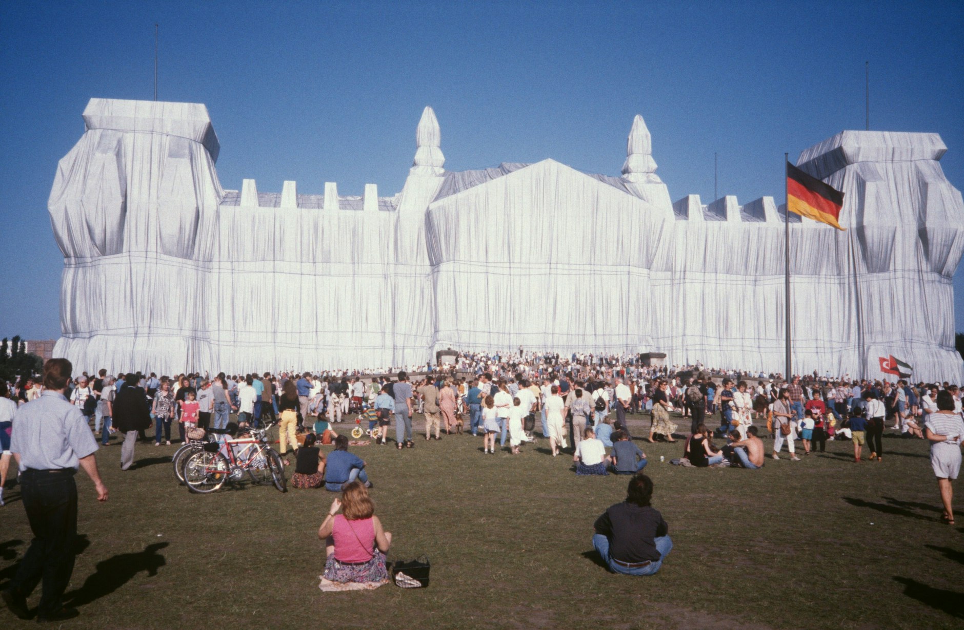 O Reichstag envolto em 1995 - um chamariz para multidões.