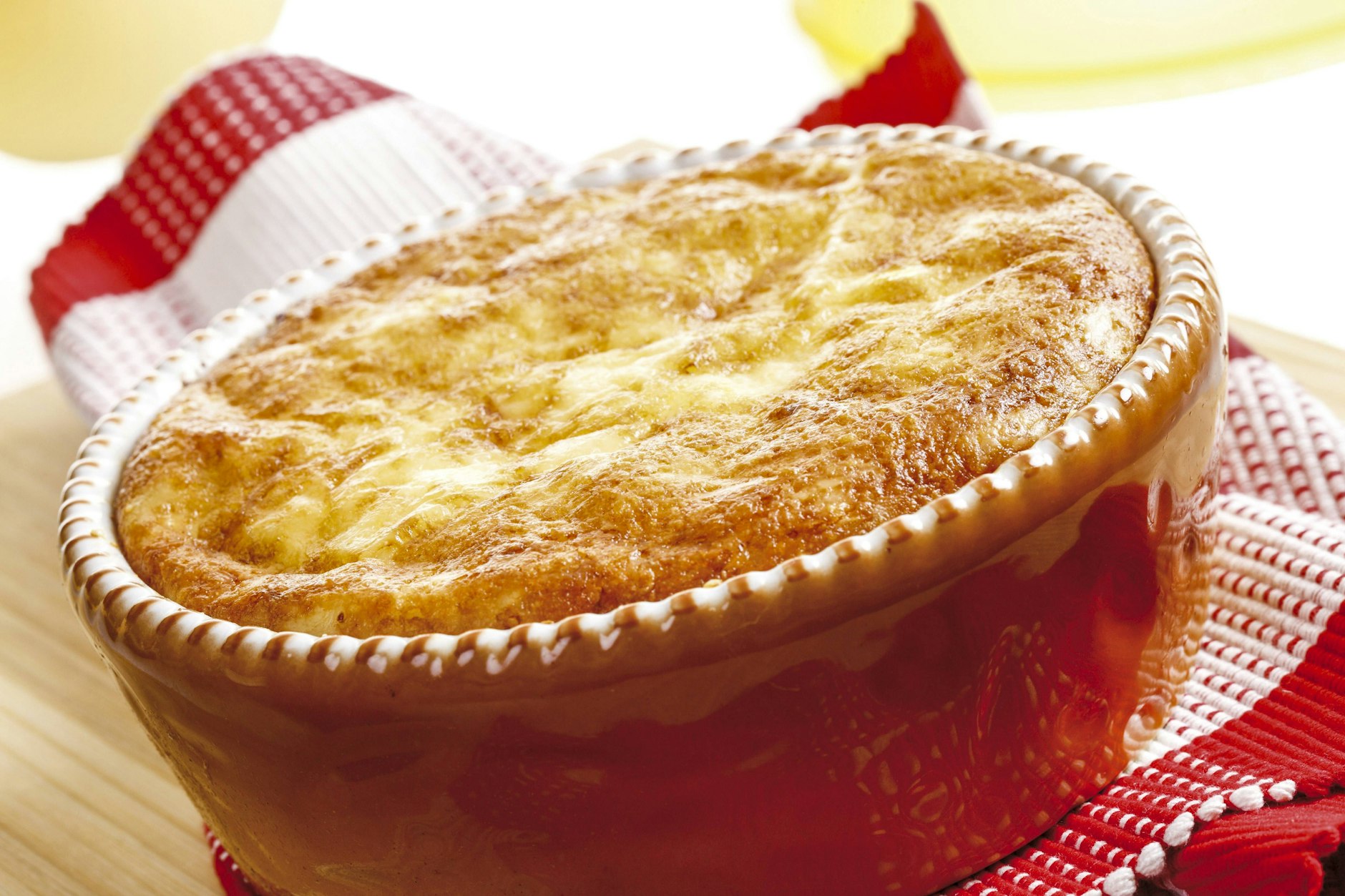 Lust auf einen ganz besonderen Kartoffelauflauf? Dann probieren Sie mal unser DDR-Rezept für Thüringer Käsepfanne! Das zarte und saftige Gratin schmeckt garantiert der ganzen Familie.