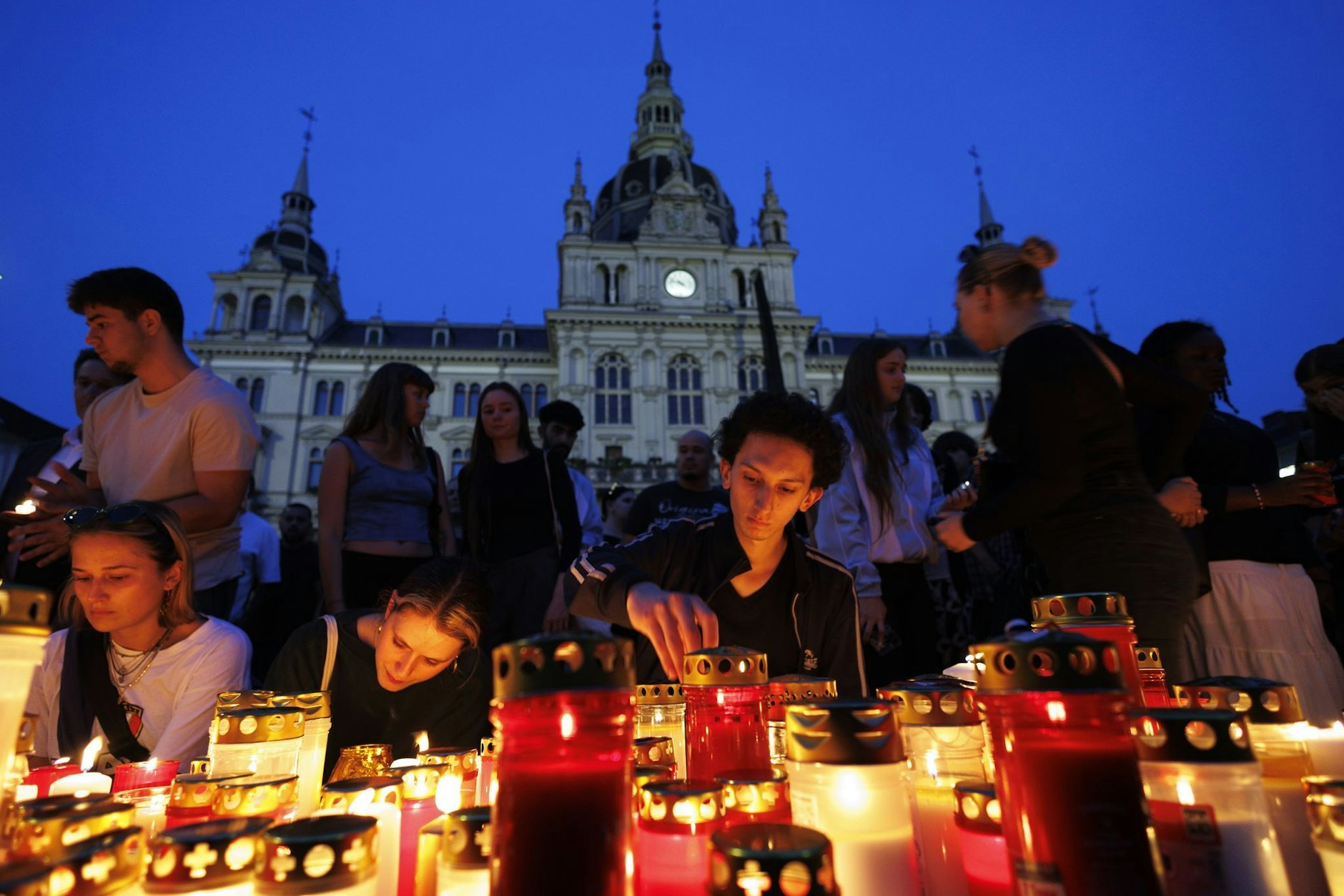 Am Abend nach dem Amoklauf zünden Trauernde in Graz Kerzen für ein Lichtermeer an. Zehn Menschen, fast alle Jugendliche, hatte Arthur A. getötet, bevor er sich selbst das Leben nahm.