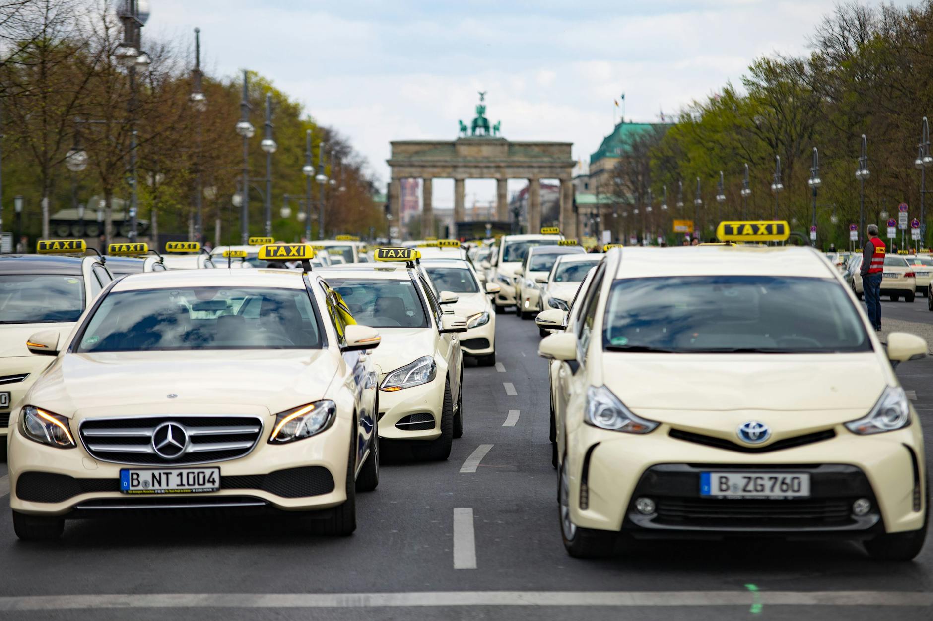 Taxis am Brandenburger Tor: Werden sie bald durch Robo-Taxis von Tesla ersetzt?