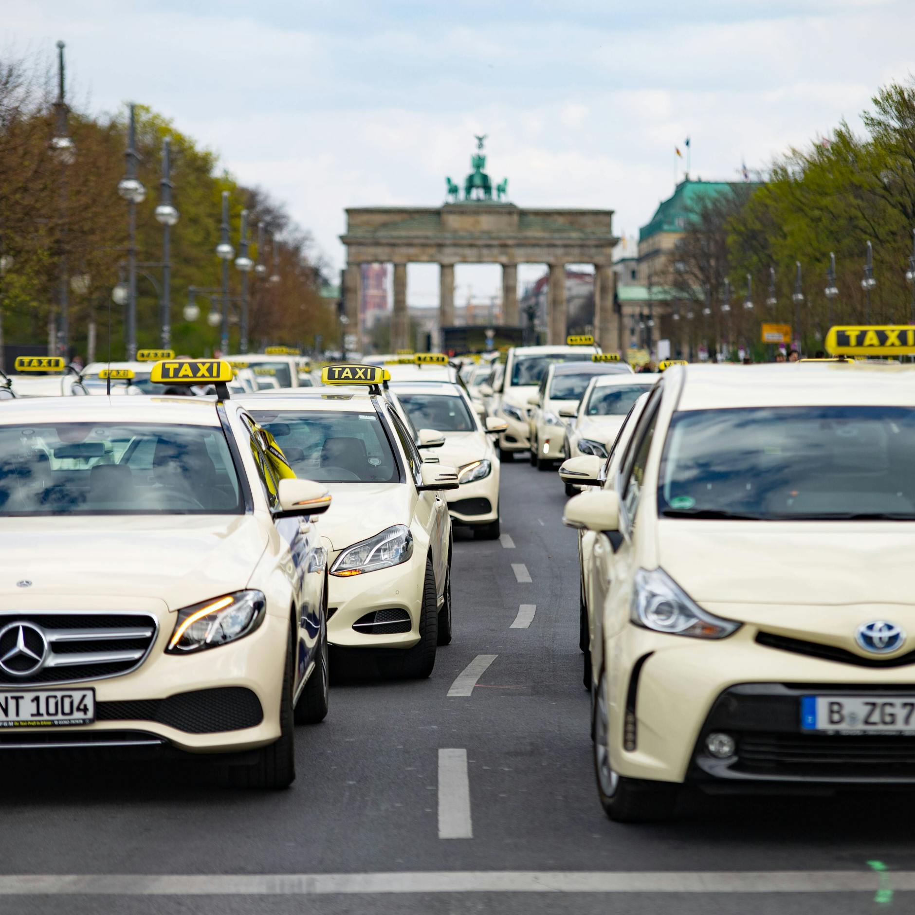 Image - Tesla eröffnet neues Werk in USA: Elon Musk kündigt Robo-Taxis an