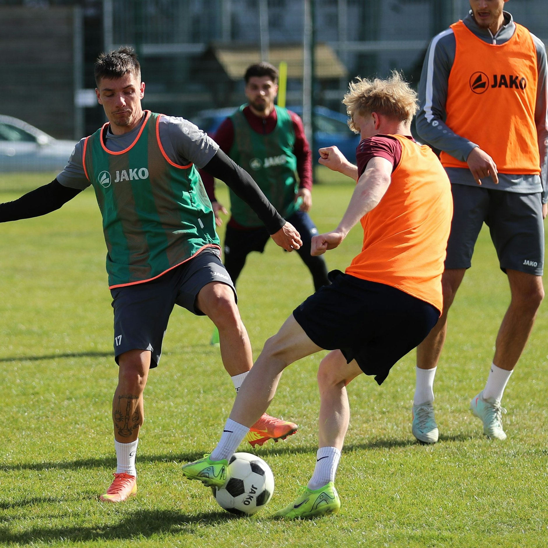 Antoni Wrebiakowski (r) überzeugte beim Probetraining nicht nur mit läuferischem Einsatz, sondern auch mit seiner Ballbehandlung.
