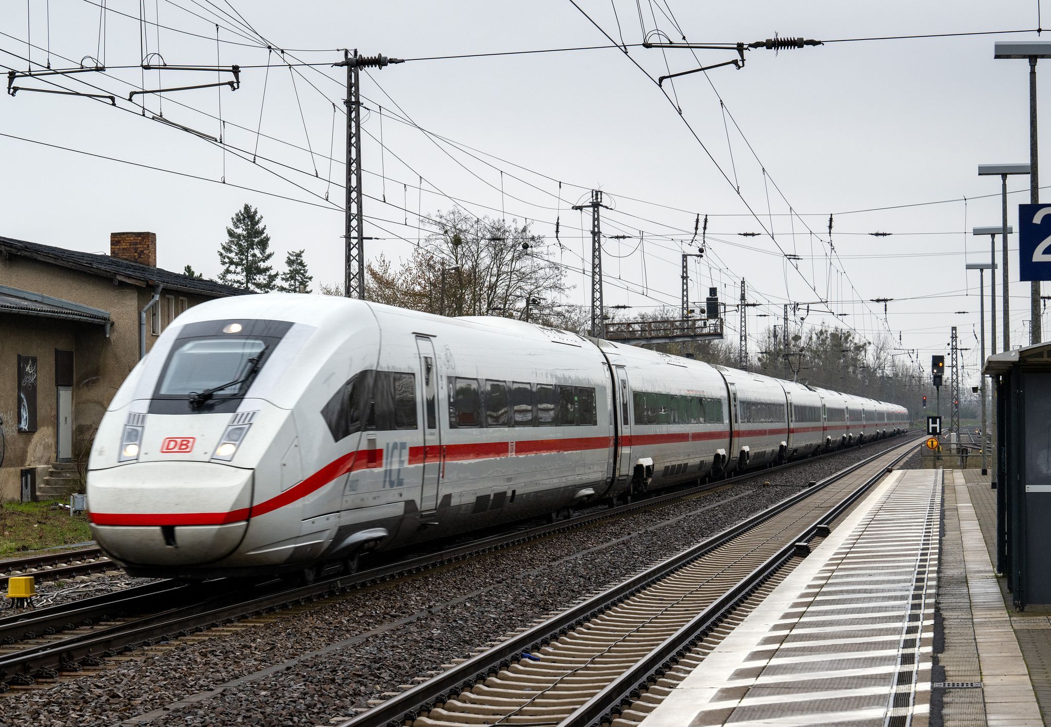 ICE von München nach Hamburg: Personal wirft alle Fahrgäste aus dem Zug