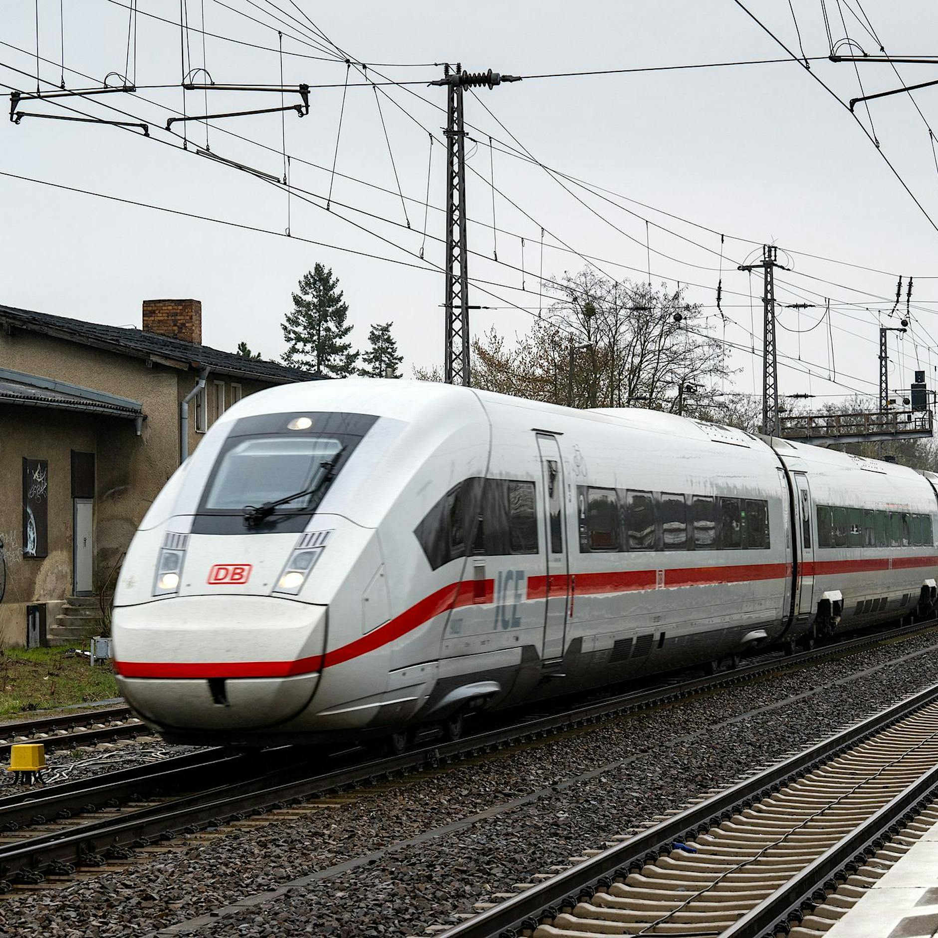 ICE von München nach Hamburg: Personal wirft alle Fahrgäste aus dem Zug