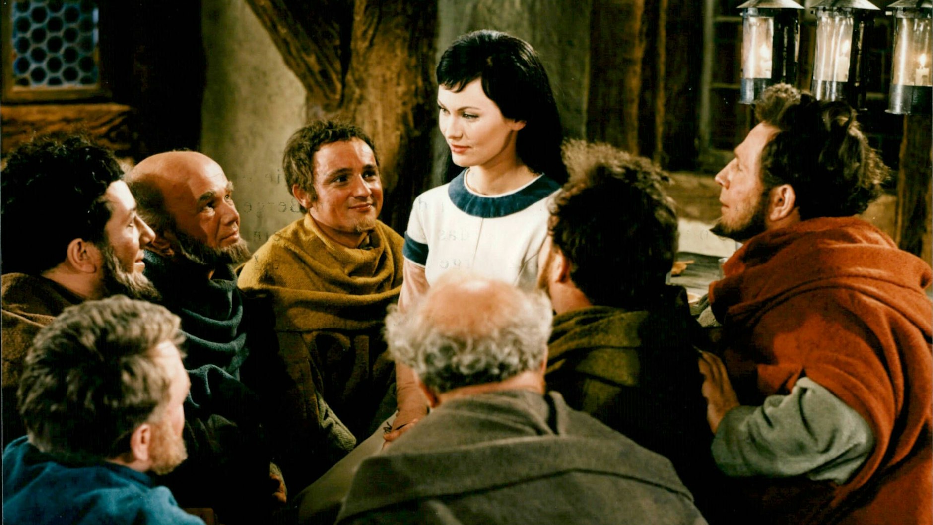 Schneewittchen Doris Weikow mit den sieben Zwergen im Film Schneewittchen, der in der DDR im Jahr 1961 seine Premiere feierte. Er wurde zur erfolgreichsten Schneewittchen-Verfilmung neben dem Trickfilm-Klassiker von Walt Disney.