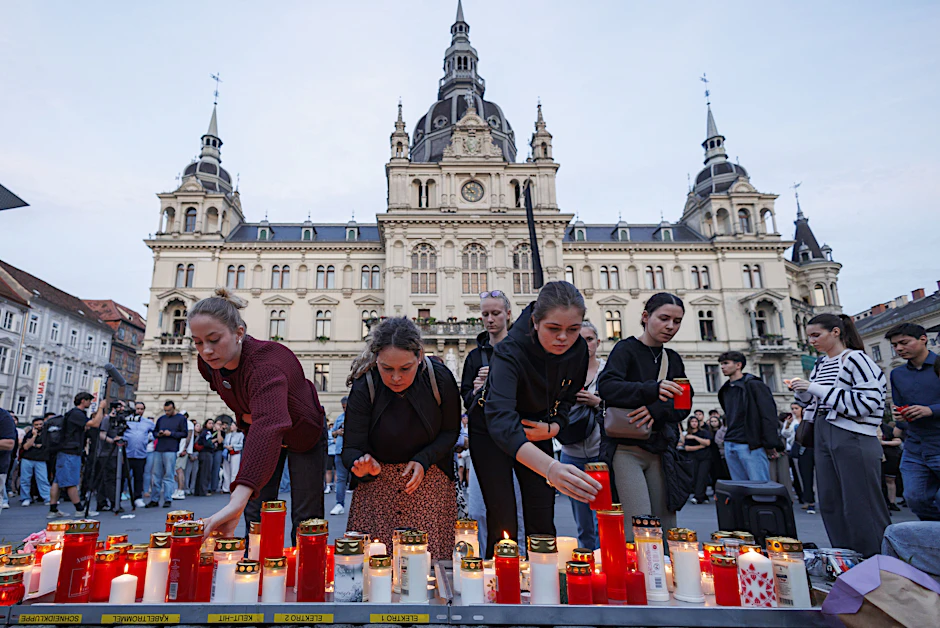 Österreich, Graz: Trauernde zünden Kerzen für ein Lichtermeer an.