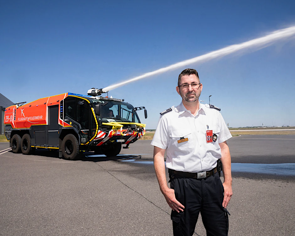 Großes Gerät wie beim Militär: Helge Schill leitet die Aus- und Fortbildung der Flughafenfeuerwehr.