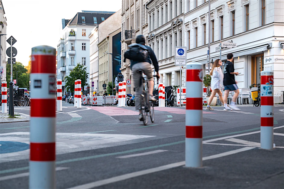Radfahrer und Fußgänger dürfen passieren, Autos müssen abbiegen: Gegen die Poller auf der Kreuzung Tucholsky-/Auguststraße in Mitte zogen schon mehrmals Anwohner vor Gericht.