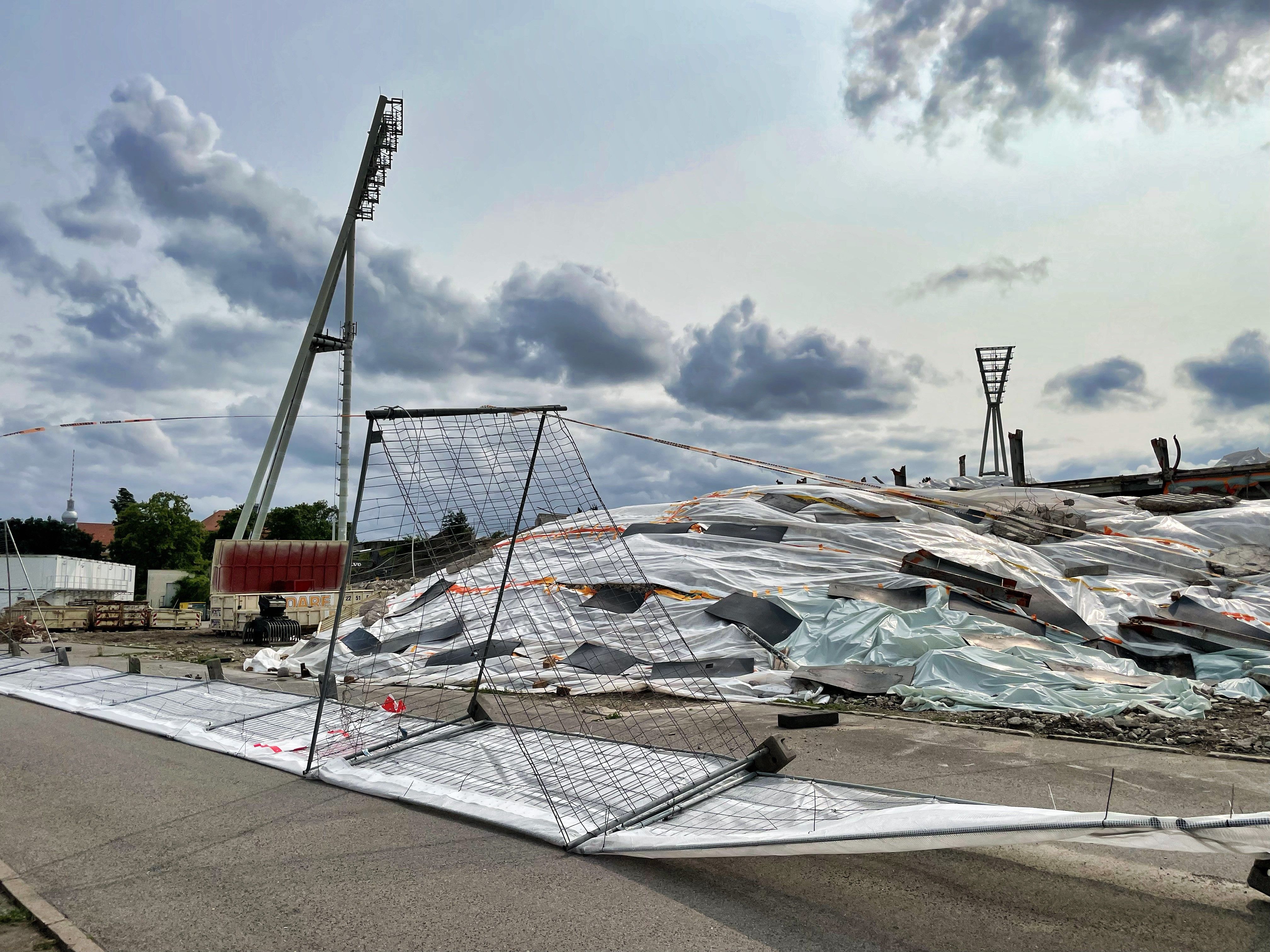 Image - Asbest-Schutt im Jahnsportpark: Der „Schutzzaun“ hat Riesenlöcher!